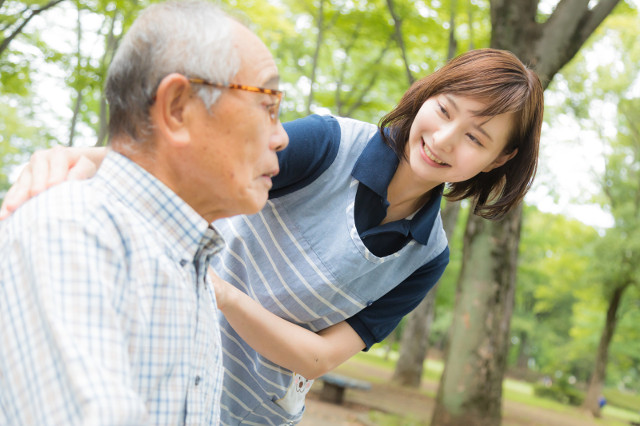 介護する女性と高齢の男性